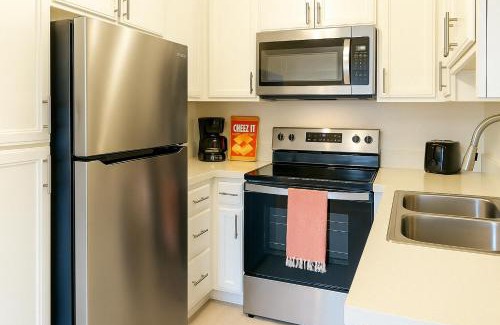 South Redondo Apartment | Redondo Huge 1Bedroom,3 Queens, close to Beach Sleeps 7