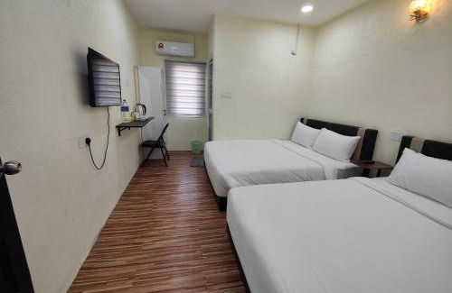 Kampung Penarik Hotel | Reds Roomstay Pantai Penarik 4