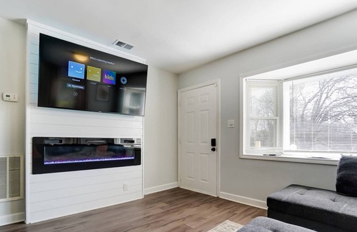 Concord House | Reduced Pricing - Cute & Cozy Cottage - Just 10 mins. from Downtown Concord - Pets Ok - Large Yard