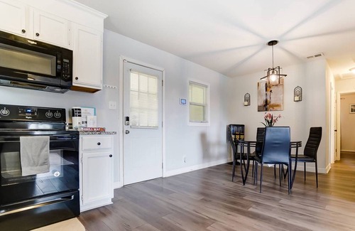 Concord House | Reduced Pricing - Cute & Cozy Cottage - Just 10 mins. from Downtown Concord - Pets Ok - Large Yard