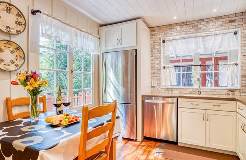 Guerneville Cabin | RedwoodRetreat:Happy & Bright Family Redwood Cabin!Walk to River!WIFI/AC/HtTb