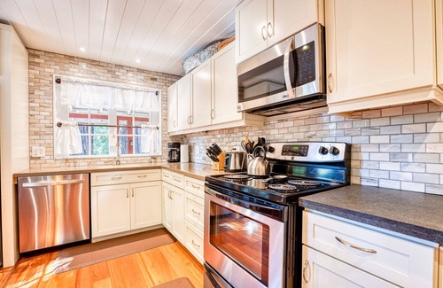 Guerneville Cabin | RedwoodRetreat:Happy & Bright Family Redwood Cabin!Walk to River!WIFI/AC/HtTb