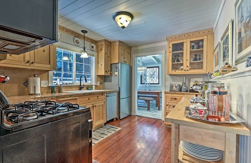 Guerneville Cabin | Redwoods Cabin w/Hot Tub: Walk to Russian River!