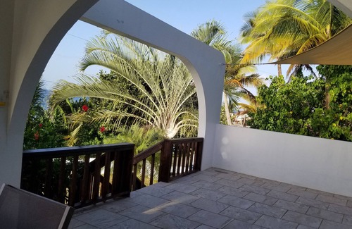 Bravos de Boston House | Reefhouse: 3BR Oceanfront home, gorgeous deck, tranquility, 3 min walk to beach