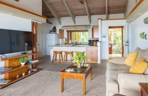 Kahaluu Bay Villa | Reefside Suite at Seaspray Ocean View