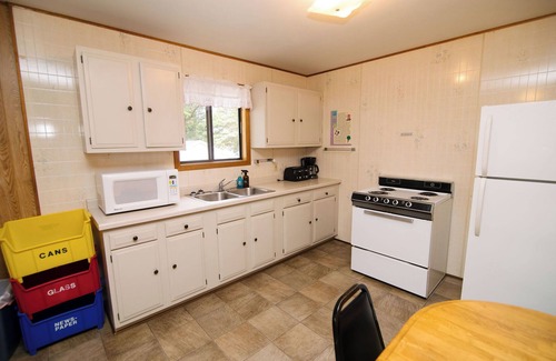 Richmond Cabin | Reel 'Em Inn, a spacious 4BR cabin with queens in every room at Riverside Resort