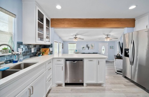 Aransas Pass House | Reel Redneck Retreat-Boat & RV Parking Onsite-Less than 5 minutes from Mickey's!