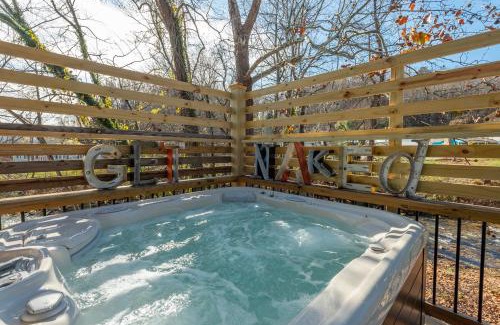 Old Fort House | Reflections on Mill Creek Hot Tub & Walking Distance to Old Fort!
