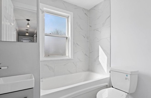 Niagara Falls House | Refreshing 4BD 2BA Home by Falls with a Hot Tub!