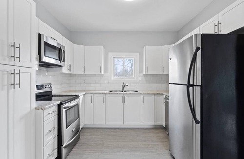Niagara Falls House | Refreshing 4BD 2BA Home by Falls with a Hot Tub!