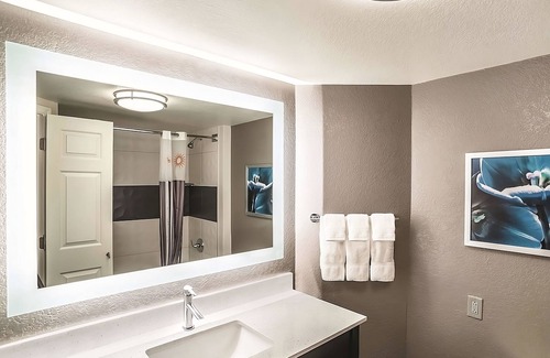 Ahwatukee Foothills Hotel | Refreshing Getaway with Swimming Pool and Daily Breakfast Perks
