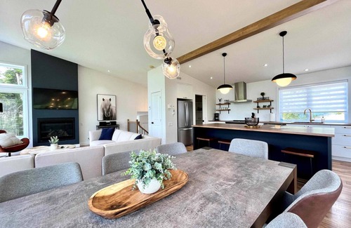 Les Eboulements Ski Chalet | Refuge 1: River Views & Private Spa Retreat
