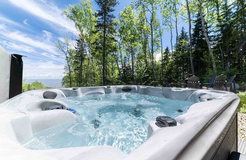 Les Eboulements Ski Chalet | Refuge 1: River Views & Private Spa Retreat