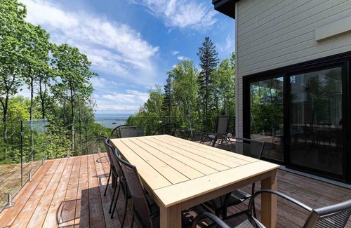 Les Eboulements Ski Chalet | Refuge 1: River Views & Private Spa Retreat