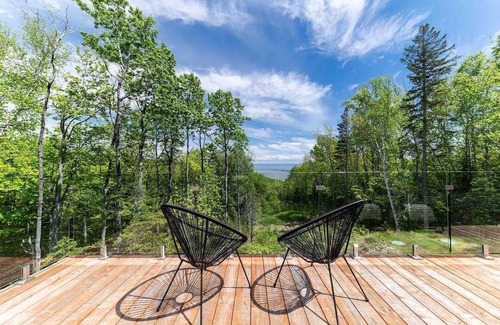 Les Eboulements Ski Chalet | Refuge 1: River Views & Private Spa Retreat