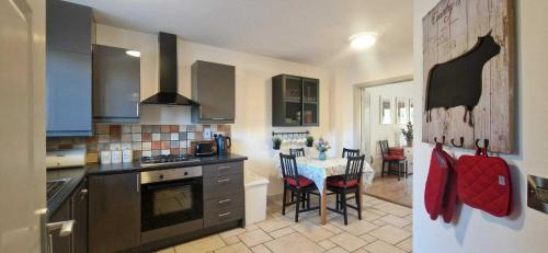 Castleknock House | Refurbed Modern & Stylish 3BD - Garden Pets OK
