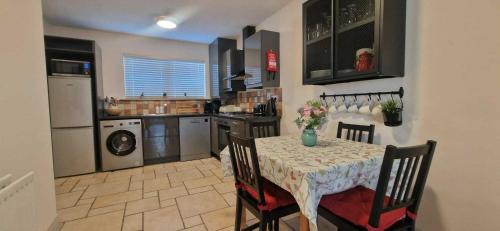 Castleknock House | Refurbed Modern & Stylish 3BD - Garden Pets OK