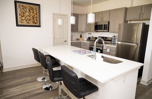 Whitestown Apartment | Regal Apt with King & Queen Bed for Long-Term Stay