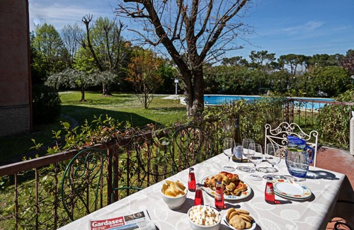 Montioni Apartment | Regarda - "Edda" three-room apartment with swimming pool in the centre of Lazise
