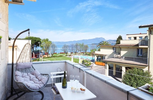 Cisano Apartment | Regarda - modern studio The Beach with lake view near the beach