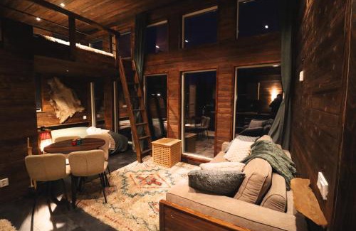 Jukkasjarvi Villa | Reindeer Riverfront Aurora lodge