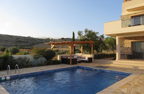 Makry Gialos Villa | Rejuvenate family & friends at Stunning Villa Estia - close to beach & tavernas.