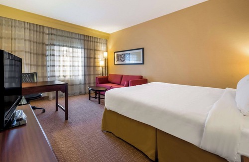 Novi Hotel | Rejuvenate in Peaceful Surroundings with Swimming Pool, Pets are Welcome