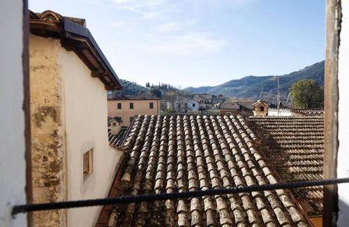 Precetto House | Relais Marmore with Jacuzzi for 2, wood stove in room and pets allowed