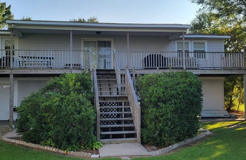 Pinetown House | Relatively Secluded Location Yet Only 10 Minute Drive To Pubs And Restaurants.
