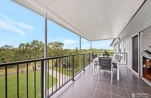 Taranganba House | RELAX @ 48 - CLOSE TO BEACH (sleeps 7)