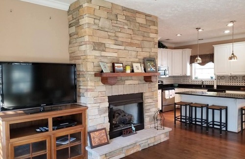 Wildwood Point House | Relax among the palms at Reeled Inn on Beautiful Lake Gaston