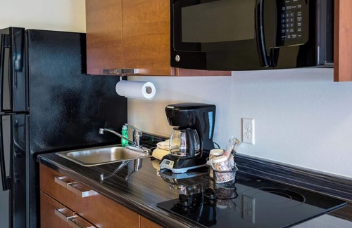 Soncy Hotel | Relax and Cook in a Spacious Suite with Kitchen Near Austin Park and Route 66