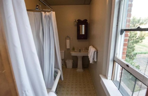 Dufur House | Relax and Enjoy Nature! 3 Family-Friendly Units, FREE Parking, Near Dufur Museum