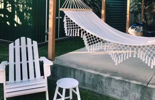 Red Rock Cottage | Relax and Recharge in a Charming Beach Getaway - Red Rock House