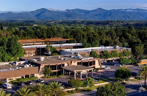 Redding Resort | Relax and Recharge! Outdoor Pool, Pets Allowed Close to Sundial Bridge!