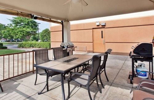 Horsham House | Relax and Unwind! 2 Convenient Units, Free Parking, Near Meeting House Park