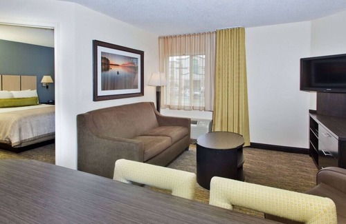 Horsham House | Relax and Unwind! 2 Convenient Units, Free Parking, Near Meeting House Park