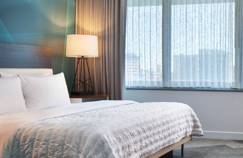 Downtown Houston Hotel | Relax and Unwind! 2 Pet-friendly Units, Near Houston Arboretum and Nature Center