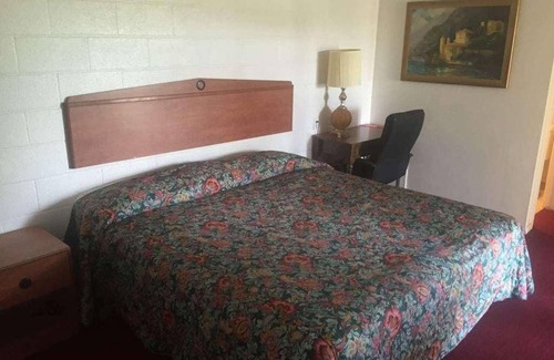 Fairview Hotel | Relax and Unwind at Knights Inn Fairview! Pet-friendly Property, Free Parking