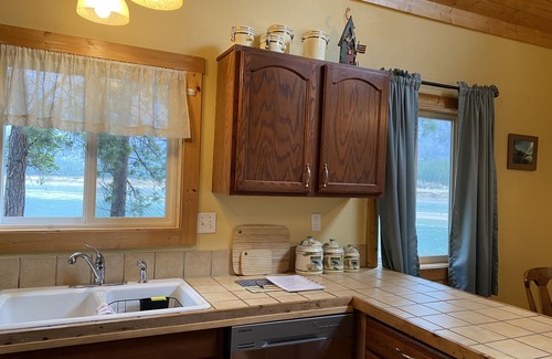 Plains Cabin | Relax and unwind in a family cabin on the Clark Fork River