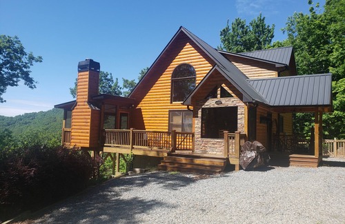 Blue Ridge Cabin | Relax and unwind in the peacefulness of nature in the North Georgia Mountains!