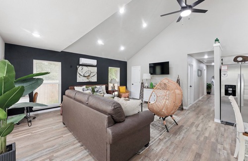 Quitman House | Relax and Unwind, Serene 3BR Retreat - Creek Views & World-Class Fishing Nearby