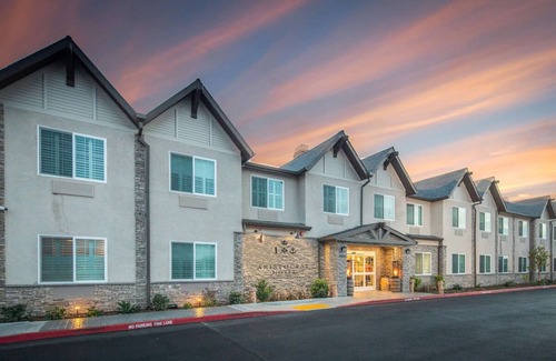 Half Moon Bay House | Relax and Unwind at Modern Park City Accommodation w/Breakfast & Free Parking