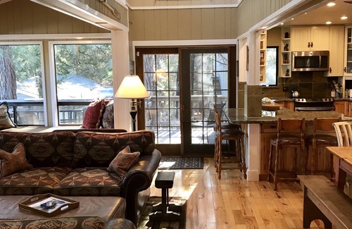 Groveland House | Relax at Lake Front Luxury Lodge-Near Yosemite-Pool Table-Private Dock and Lake