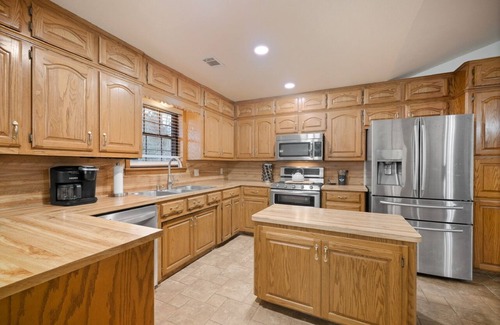 Barling House | Relax at spacious 4 bedroom private lake home in Chaffee Crossing!