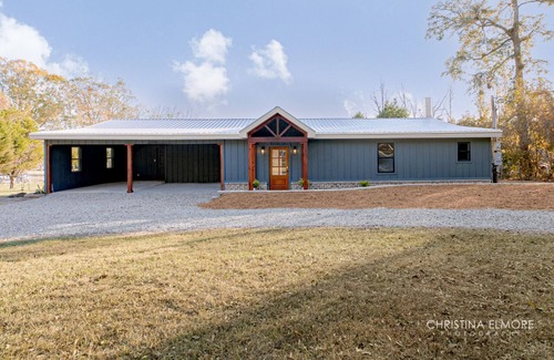 Kathleen Cottage | Relax at this newly updated, quaint LAKE HOME.