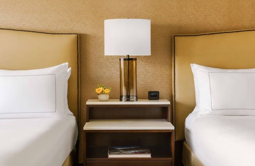 Phoenix Hotel | Relax at This Phoenix Gem – Free Shuttle, Refreshing Pool & Trails Nearby
