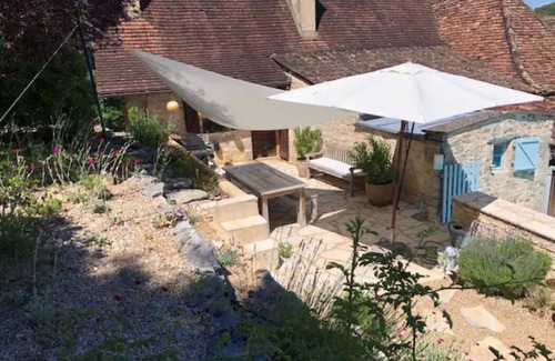 Sauliac-sur-Cele Villa | Relax by pool with view over Célé valley