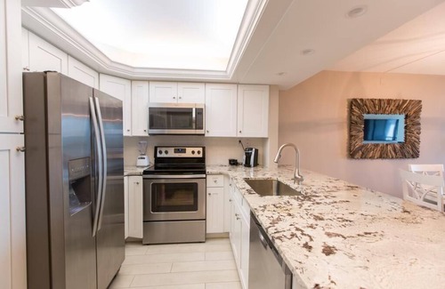 Sanibel Hotel | Relax by the Beach with Pools, Tennis & Hot Tub — 2 Family-friendly Units