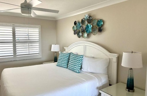 Sanibel Hotel | Relax by the Beach with Pools, Tennis & Hot Tub — 2 Family-friendly Units